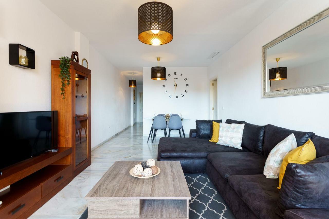 Spacious Beachfront Flat With Sea Views And Private Indoor Parking Benalmádena Eksteriør bilde