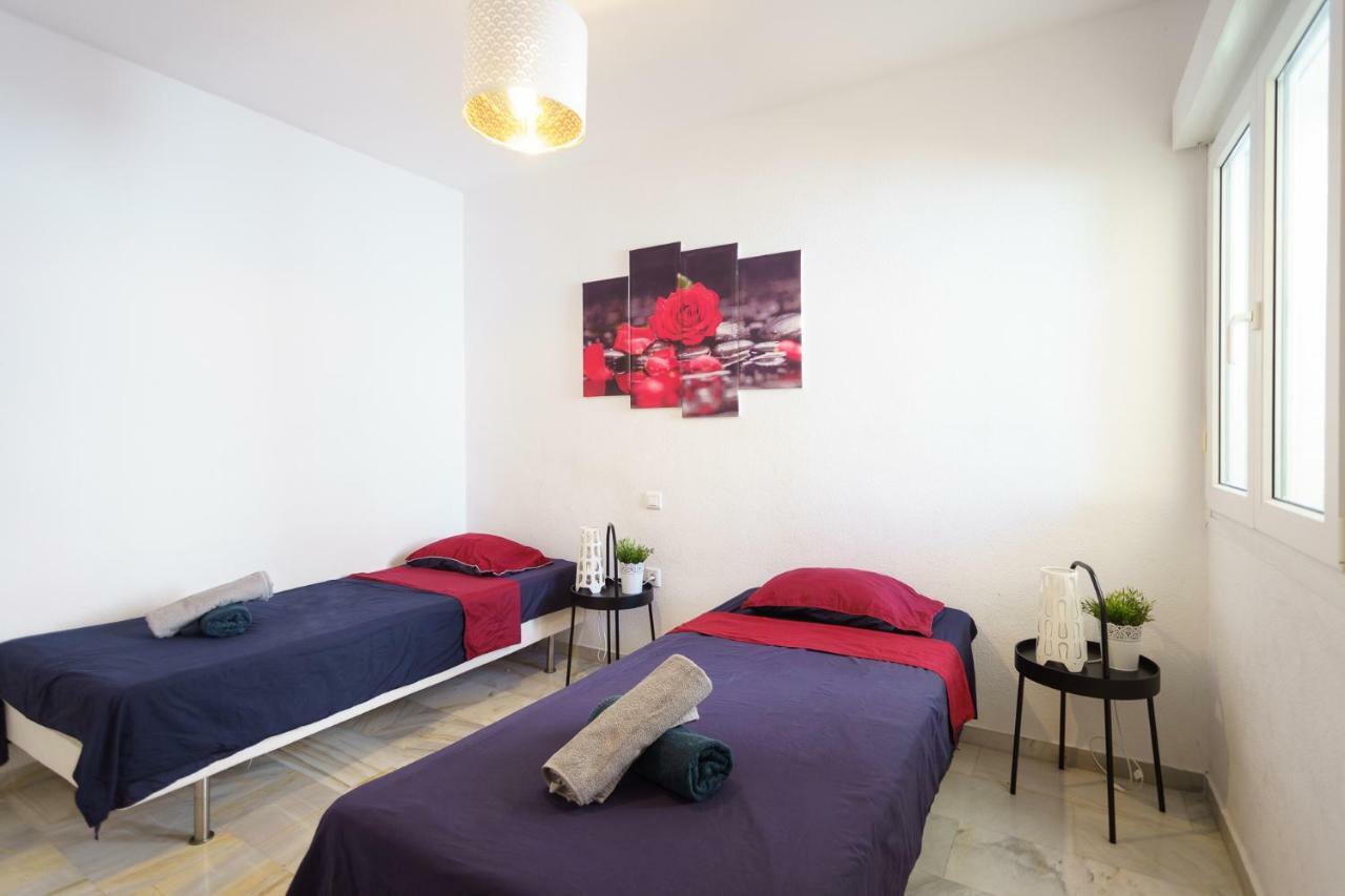 Spacious Beachfront Flat With Sea Views And Private Indoor Parking Benalmádena Eksteriør bilde