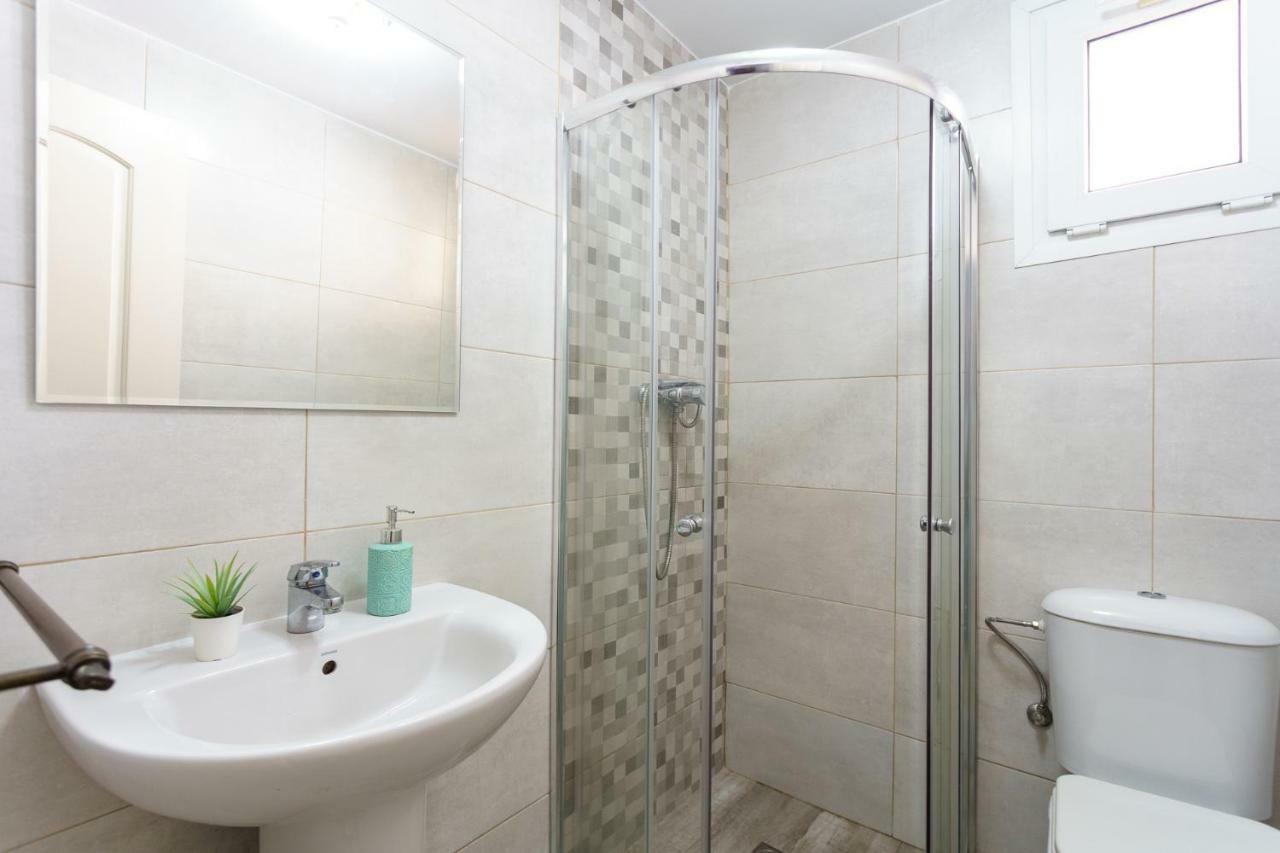 Spacious Beachfront Flat With Sea Views And Private Indoor Parking Benalmádena Eksteriør bilde
