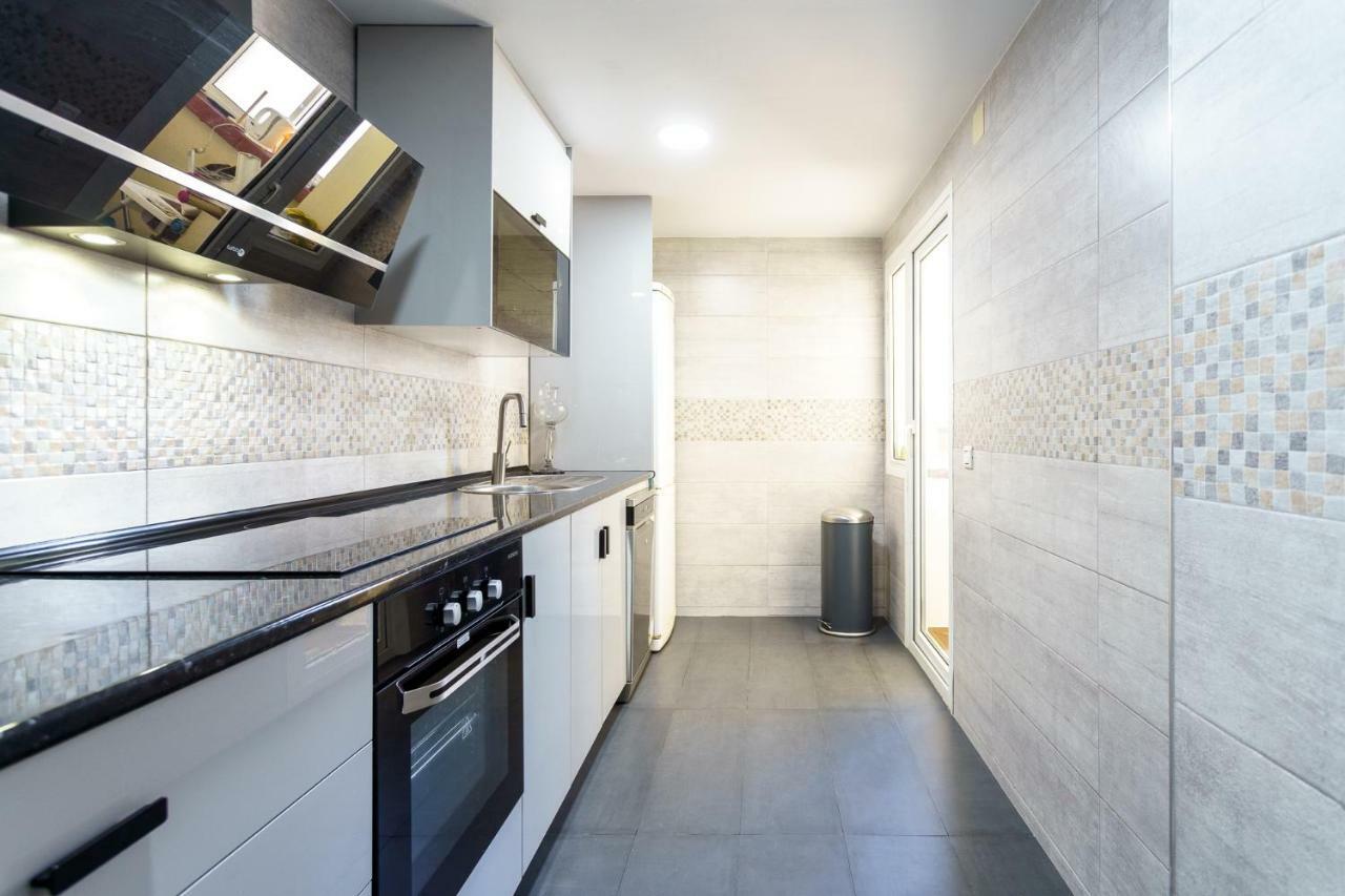 Spacious Beachfront Flat With Sea Views And Private Indoor Parking Benalmádena Eksteriør bilde