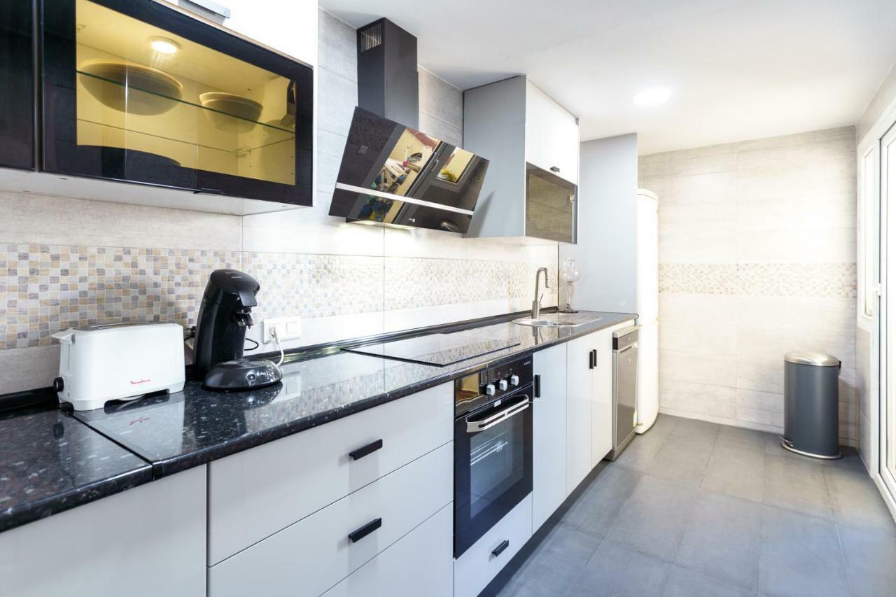 Spacious Beachfront Flat With Sea Views And Private Indoor Parking Benalmádena Eksteriør bilde