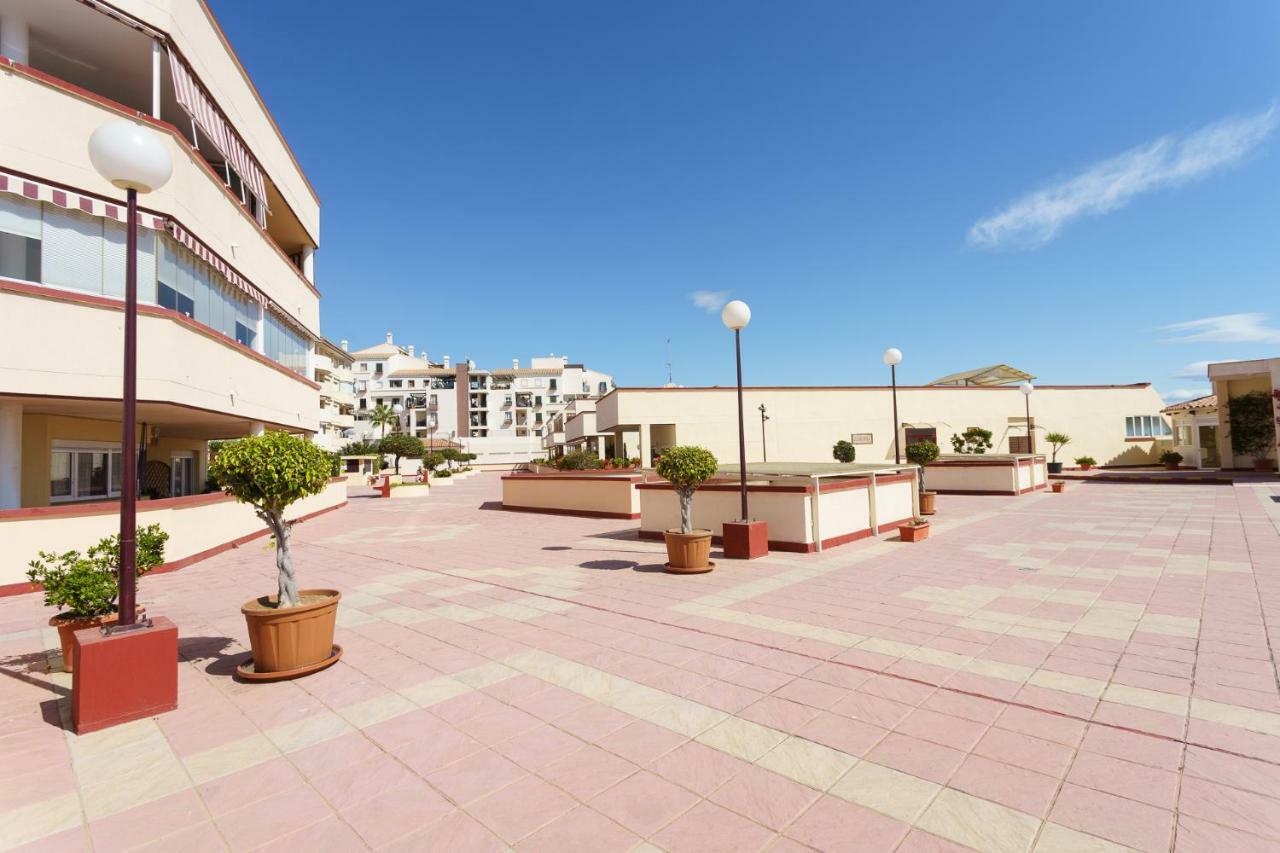 Spacious Beachfront Flat With Sea Views And Private Indoor Parking Benalmádena Eksteriør bilde