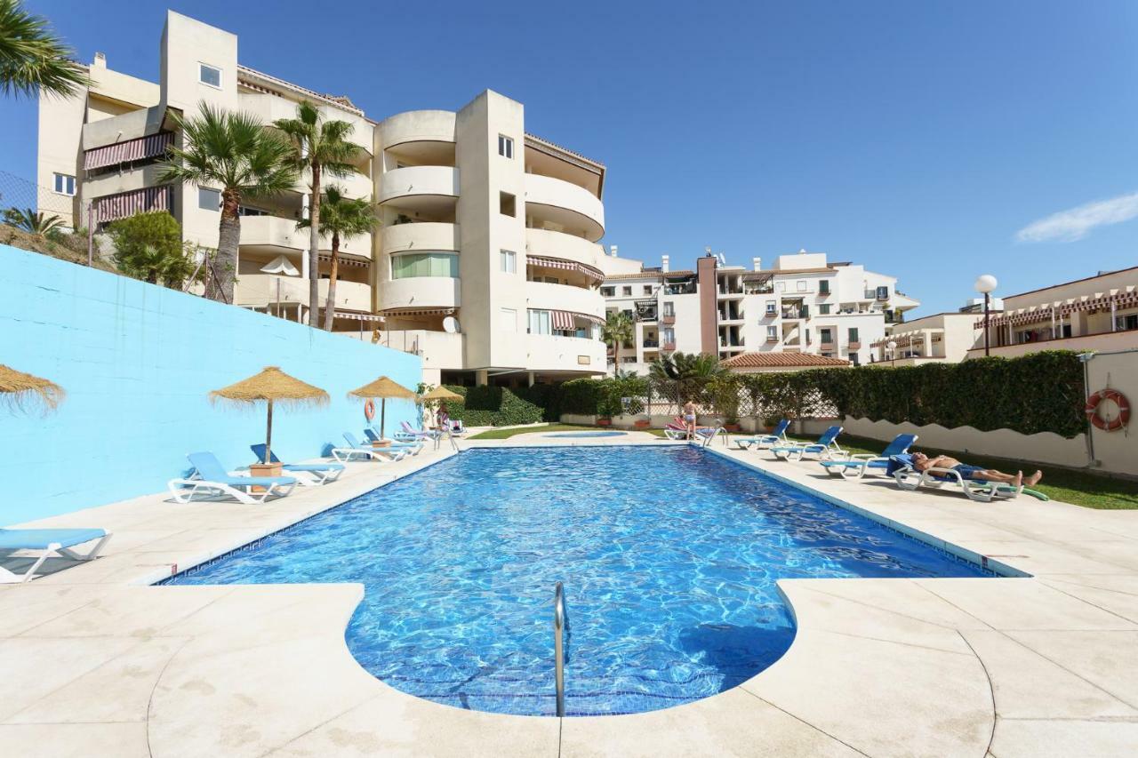 Spacious Beachfront Flat With Sea Views And Private Indoor Parking Benalmádena Eksteriør bilde