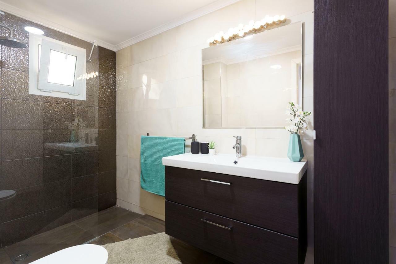 Spacious Beachfront Flat With Sea Views And Private Indoor Parking Benalmádena Eksteriør bilde