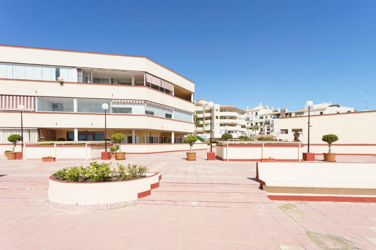 Spacious Beachfront Flat With Sea Views And Private Indoor Parking Benalmádena Eksteriør bilde