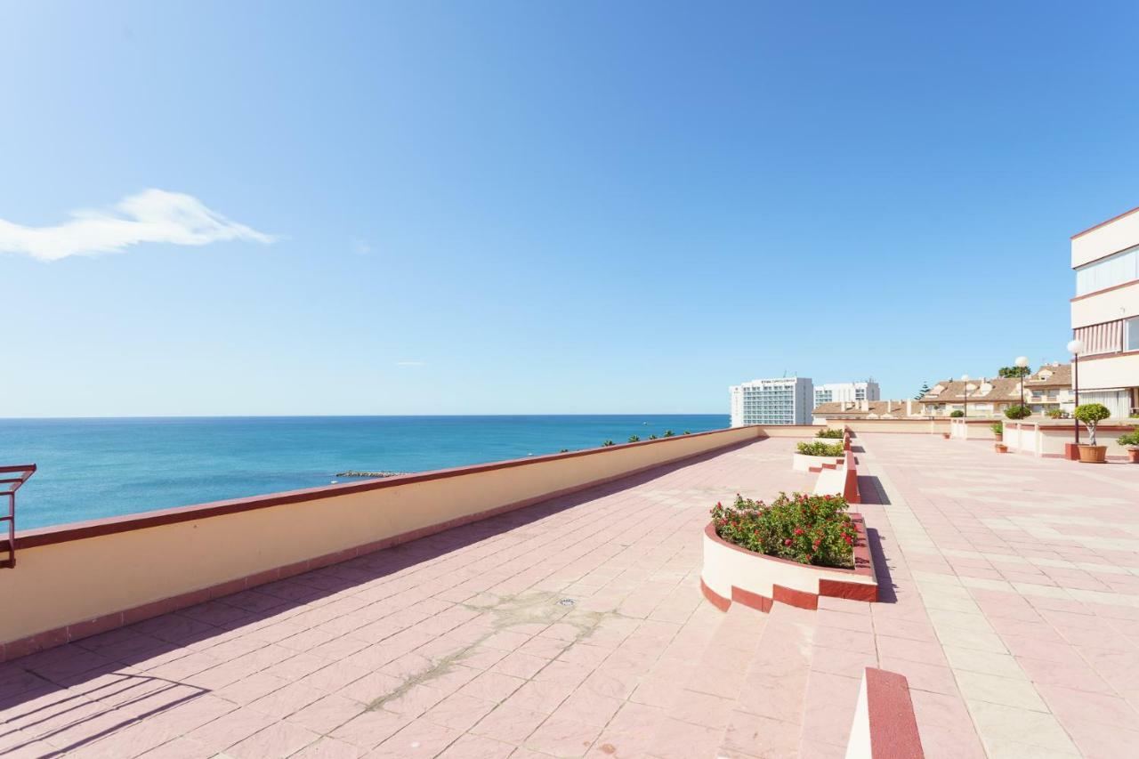 Spacious Beachfront Flat With Sea Views And Private Indoor Parking Benalmádena Eksteriør bilde