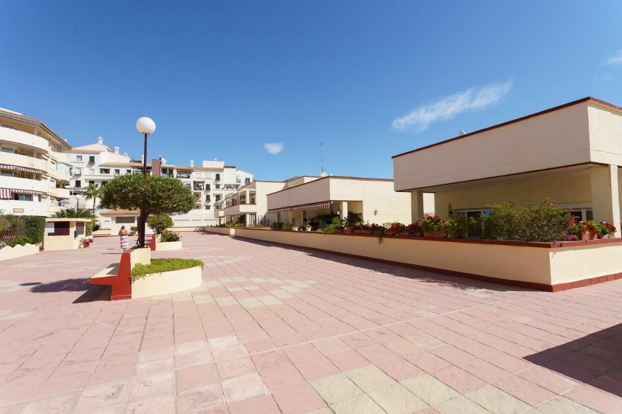 Spacious Beachfront Flat With Sea Views And Private Indoor Parking Benalmádena Eksteriør bilde