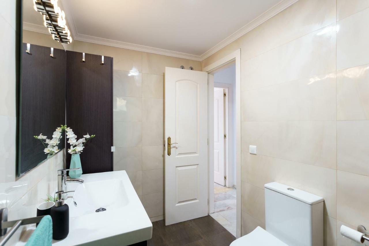Spacious Beachfront Flat With Sea Views And Private Indoor Parking Benalmádena Eksteriør bilde